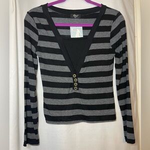 NWT Elissa Chic Black and Gray Striped V-Neck Metallic Top w Buttons Size S/M